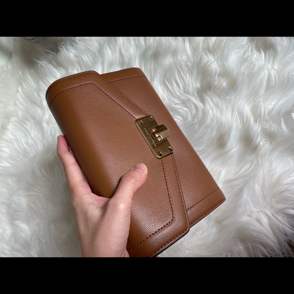 MK Kinsley Med Wallet Crossbody - Picture 4 of 7